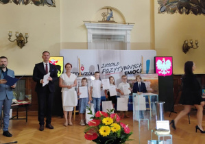 Władze miasta z uczestnikami konkursu podczas galii wręczania nagród.