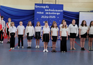 Uczniowie klasy 4 i 5 poczas wystepów na zakończenie roku szkolnego.