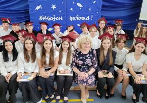 Uczniowie klasy 8c z wychowaczynią Elżbieta Kafar.