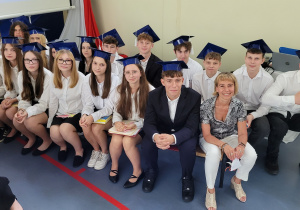 Klasa 8 b ze swoją wychowaczynią panią Ewą Stańczak- Świderską.