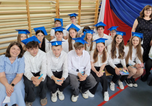 Uczniowie klasy 8a ze swoją wychowaczynią pania Katarzyna Malinowską.