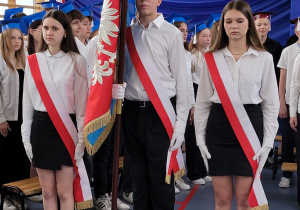 Poczet sztandarowy klas ósmych.