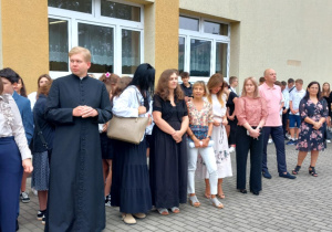Prezentacja nauczycieli podczas rozpoczęcia roku szkolnego.