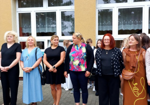 Prezentcja nauczycieli podczas inauguracji nowego roku szkolnego.