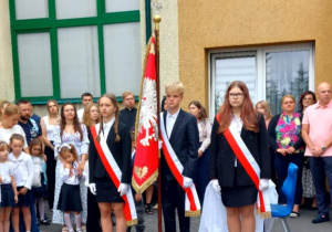 Poczet sztandarowy podczas rozpoczęcia roku szkolnego 2025/2026.