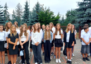 Duża grupa uczniów klas siódmych na apelu 1 września.
