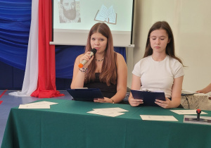 Dwie dziewczyny, prowadzące całą akademie Narodowego Czytania.