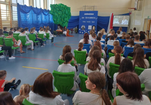 Dyż grypa uczniów podczas Narodowego Czytania.
