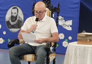 Pan Radosław Wilczyński podczas czytania fraszki.