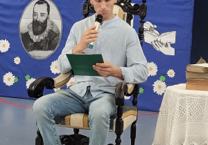 Przedstawiciel rodziców podczas akademii Narodowego Czytania.