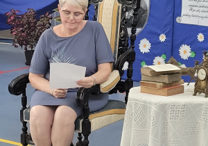 Pani sekretarz szkoły Anita Owsianka właczyła się w akcję Narodowego Czytania.