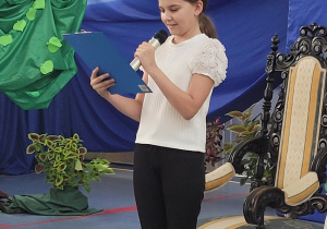 Przedstawicielka uczniów Karina podczas akcji Narodowego Czytania.