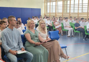 Zaproszeni goście i uczniowie zasłuchani w czytania poezji Mistrza z Czarnolasu.a