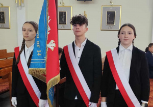 Poczet sztandarowy podczas uroczystej mszy z okazji Światowego Dnia Sybiraka