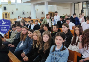 Duża grupa uczniów klasy 7b podczas uroczystej mszy z okazji obchodów Światowego Dnia Sybiraka.