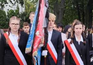 Poczet sztandarowy podczas uroczystości przed Pomnikiem Sybiraka.
