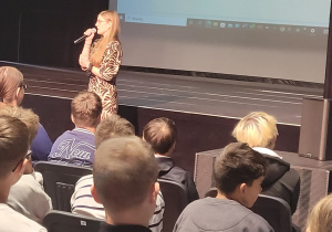 Pani psycholog podczas prelekcji profilaktycznej.