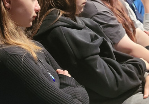 Grupa dziewcząt z klasy 8b zasłuchana w przekaz pani pycholog.