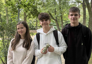 Ula, Dawid i Błażej podczas gry miejskiej.