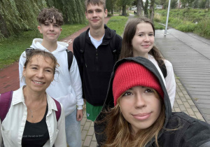 Uczniowie wraz panią Ewą Stańczak- Świderską podczas gry miejskiej.