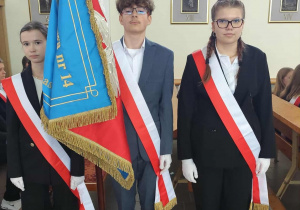 Poczet sztandarowy podczas mszy z okazji obchodów powstania Polskiego Państwa Podziemnego.