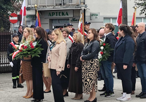 Reprezentacja pań dyrektor szkół podstawowych podczas składania kwiatów.