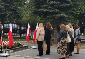 Panie dyrektor szkół podstawowych w tym Pani dyrektor Ewa Brzezińska oddają hołd bohaterom polskiego podziemia.