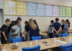 Dziewcząta z klasy 6a przeprowadzają konkursy dla swoich kolegów z klasy.