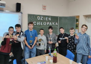 Chłopcy z klasy 6a z imiennymi medalami.