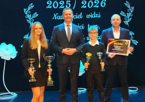 Reprezentacjua naszej szkoły (Kasia Karwat i Natan Nowakowski) pan Radosław Wilczyński i wice przezydenta Tomasz Migała podczas gali wręczania nagród.