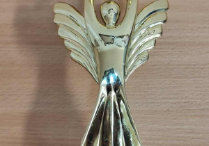 Puchar za zajęcie II miejsca we współzawodnictwie sportowym dziewcząt.