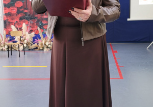 Pani dyrektor Ewa Brzezińsa podczas skadania życzeń wszystkim pracownikom szkoły.