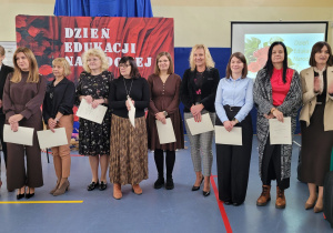 Duża grupa wyróżnionych nauczycieli.