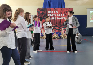 Uczennice w humorystycznej scence.