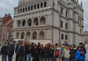 Duża grupa uczniów klasy 5a i 6a na Starym Rynku w Poznaniu.