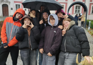 |Gruoa uczniów klasy 6a z poznańskimi koziołkami na starówce.