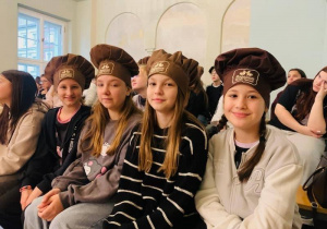 Grupa ucziów klasy 5a w kucharskich czapkach tuż przed pieczeniem rogali świętomarcińskich.