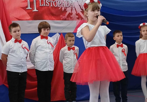 uczennica klasy 2a podczas deklamacji wiersza na szkolnej uroczystości 11 Listopada.