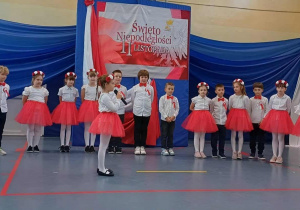 Duża grupa uczniów klasy 2a podczas akademii.