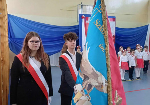 Poczet sztandarowy podczas szkolnej uroczystości 11 Listopada.