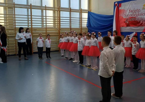 Klasa 2a w trakcie akademii.