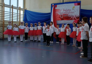 Uczniowie klasy 2a podczas akademi 11 Listopada w roli głównej.