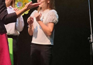 Uśmiechnięta Kalina dowiaduje się,że zdobyła pierwsze miejsce w XVIII Powiatowy Konkursie Recytacji Poezji w Języku Angielskim