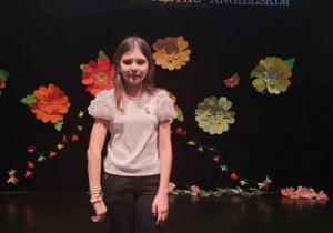 Kalina podczas recytacji poezji podczas XVIII Powiatowego Konkursu Recytacji Poezji w Języku Angielskim