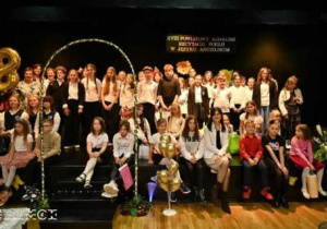 Duża grupa dzieci i młodzieży na scenie podczas XVIII Powiatowego Konkursu Recytacji Poezji w Języku Angielskim