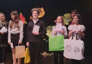 Klina na scenie odbiera nagrodę za zajęcie pierwszego miejsca w XVIII Powiatowym Konkursie Recytacji Poezji w Języku Angielskim