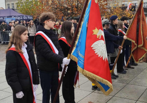 Poczet sztandarowy szkoły podczas miejskich uroczystości Swięta Niepodległości