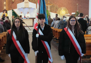 Poczet sztandarowy szkoły w kościele podczas mszy świętej z okazji Święta Niepodległości.