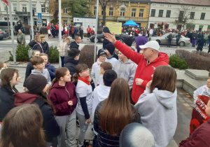 Duża rupa ucni ow nasze szkoły przed Biegiem Niepodległości na Placu Kościuszki