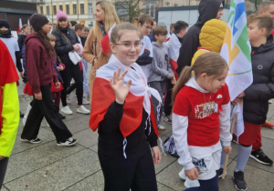 Uczennice z biało - czerwonymi flagami podczas Biegu Niepodległości.
